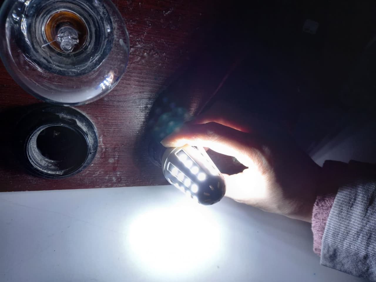 لامپ شمعی سفید یخی